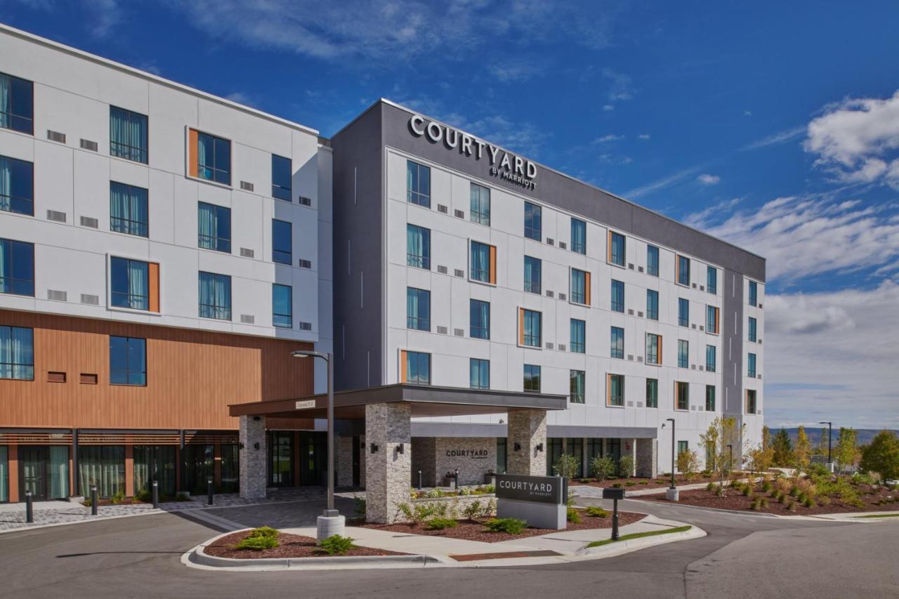 Готель Courtyard By Marriott Petoskey At Victories Square Екстер'єр фото