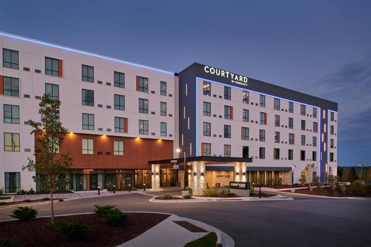 Готель Courtyard By Marriott Petoskey At Victories Square Екстер'єр фото
